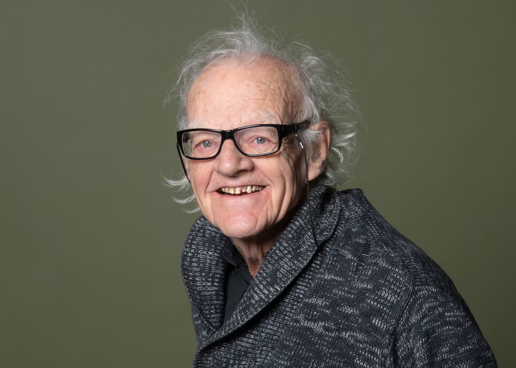 Straatarts Co van Melle (89) verkozen tot Amsterdammer van het Jaar 2024 en 2025